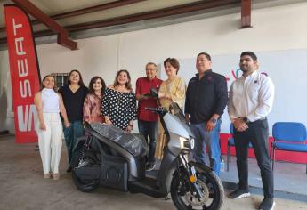DIF Ahome se moderniza con moto eléctrica donada por Fica Motors