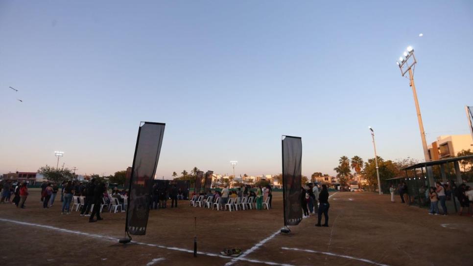 Gobierno de Mazatlán entrega rehabilitación de campo de béisbol en la Francisco Villa