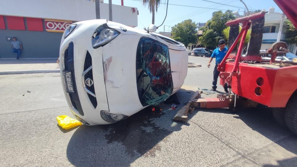 Conductor de un vehículo se pasa un alto y termina volcado cerca del centro de Los Mochis