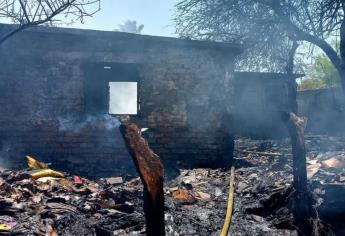 Incendio arrasa con una vivienda y deja a una familia en la calle en Ahome