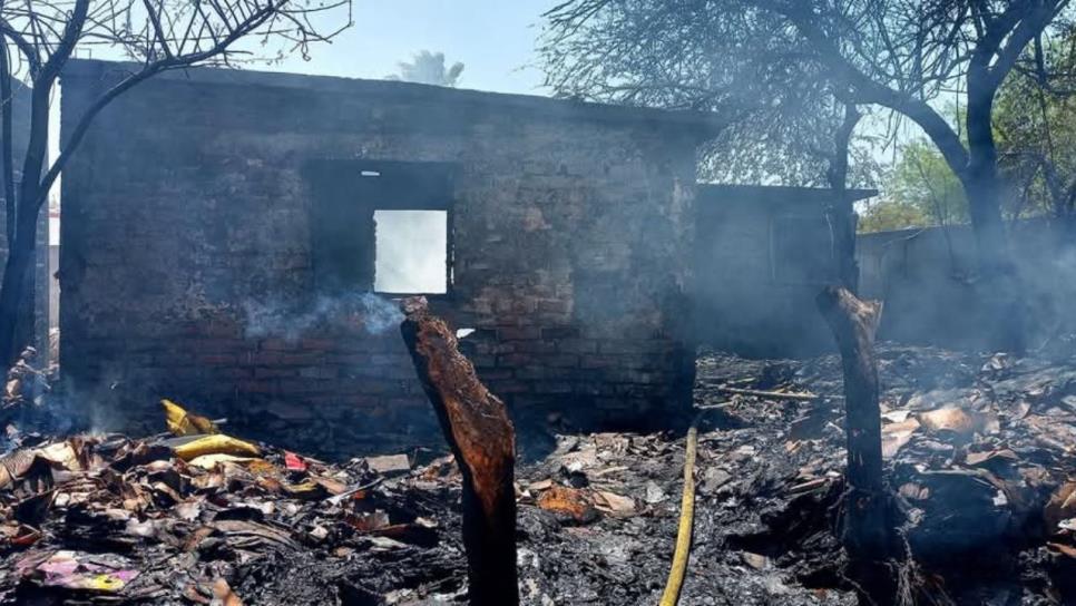 Incendio arrasa con una vivienda y deja a una familia en la calle en Ahome