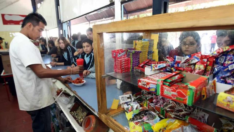 ¿Regresarán las comidas chatarras en las escuelas? SEP podría hacer ajustes con  estos alimentos