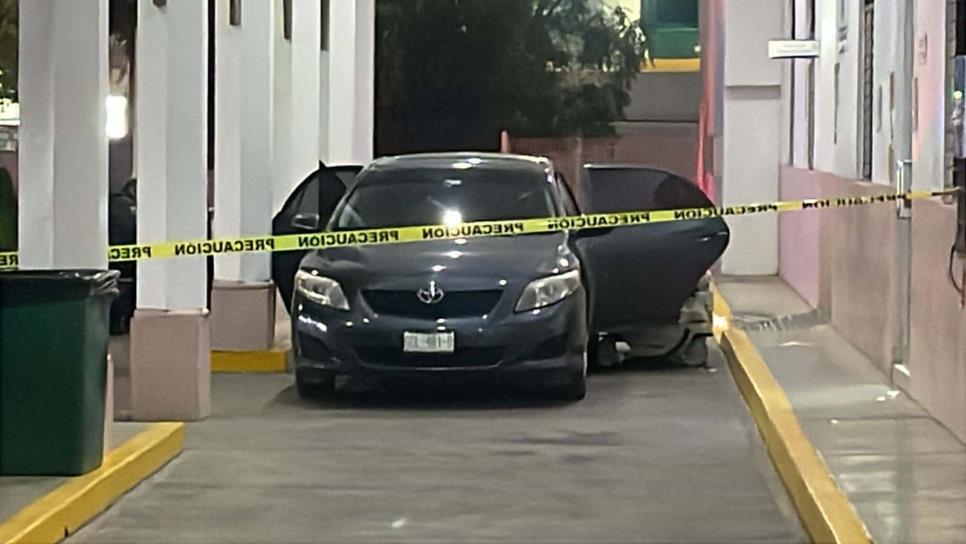 Rematan a balazos a joven afuera del Hospital Civil de Culiacán; llegó herido en un vehículo particular Rematan a balazos a joven afuera del Hospital Civil de Culiacán; llegó herido en un vehículo particular