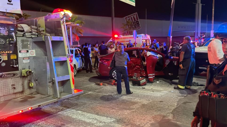 Tres personas resultan lesionadas al chocar contra una patrulla de la Guardia Nacional en el Tres Ríos en Culiacán