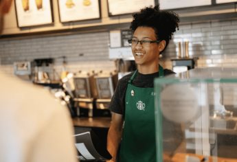 Así es el nuevo código de vestimenta para baristas de Starbucks