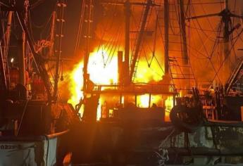 Incendio en dos embarcaciones camaroneras en Mazatlán es controlado por Bomberos
