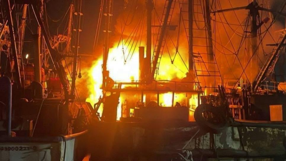 Incendio en dos embarcaciones camaroneras en Mazatlán es controlado por Bomberos