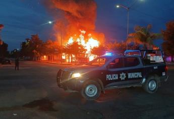 Incendio arrasa con una palapa de mariscos en la ciudad de Guasave