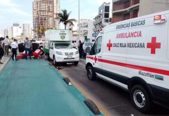 Vuelca pulmonía tras ser chocada por alcance en el malecón de Mazatlán; hay un lesionado