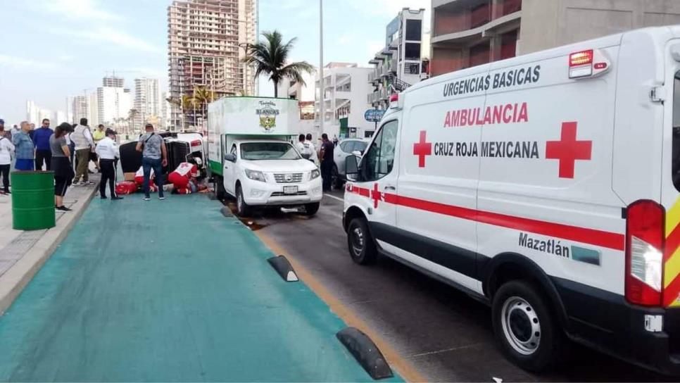 Vuelca pulmonía tras ser chocada por alcance en el malecón de Mazatlán; hay un lesionado Vuelca pulmonía tras ser chocada por alcance en el malecón de Mazatlán; hay un lesionado