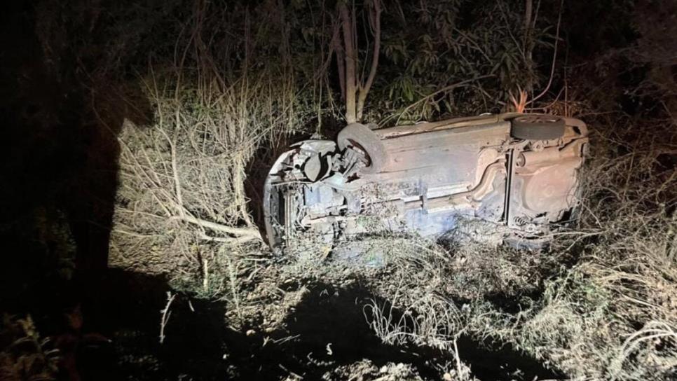 Joven pierde el control del vehículo y vuelca en una curva en la Villa de Ahome