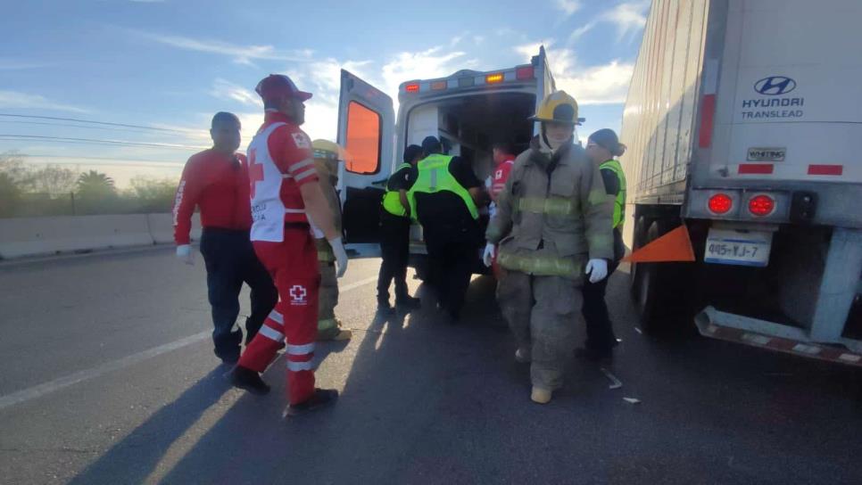 Familia se impacta contra tráiler en la México 15 en Juan José Ríos y terminan en el hospital