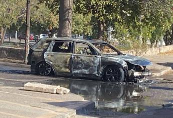 Camioneta se incendia en el fraccionamiento La Campiña en Culiacán