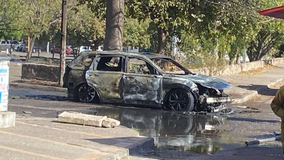 Camioneta se incendia en el fraccionamiento La Campiña en Culiacán