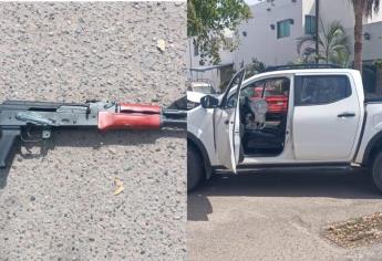 Aseguran un rifle cuerno de chivo en la camioneta asegurada en Riberas de Tamazula en Culiacán