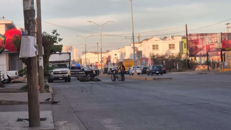 Mujer se lesiona tras derrapar por la avenida Santa Rosa en Mazatlán
