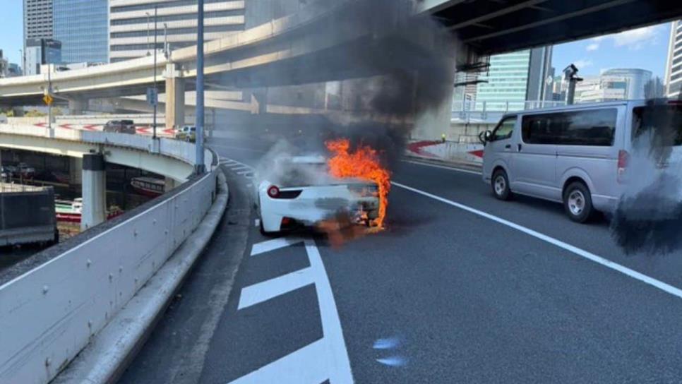 Compró su soñado Ferrari tras 10 años de ahorro y se incendió en el primer viaje | VIDEO