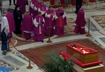 ¿Quién es la monja que se mantiene al pie del féretro del Papa Francisco? | VIDEO