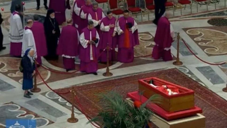 ¿Quién es la monja que se mantiene al pie del féretro del Papa Francisco? | VIDEO ¿Quién es la monja que se mantiene al pie del féretro del Papa Francisco? | VIDEO