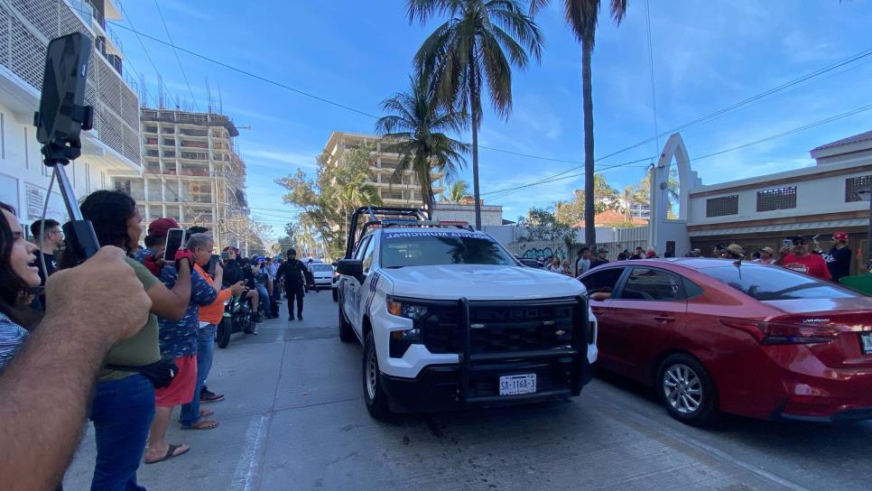 ¡No es gringo! Sitian casa de hombre que humilló a albañil en Mazatlán