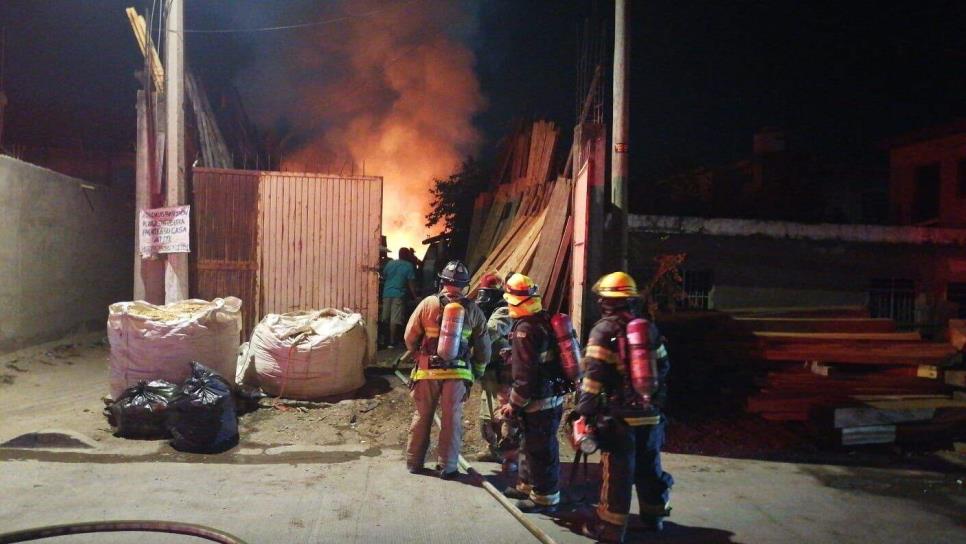 Incendio consume madera en una bodega de la colonia Pancho Villa en Mazatlán Incendio consume madera en una bodega de la colonia Pancho Villa en Mazatlán
