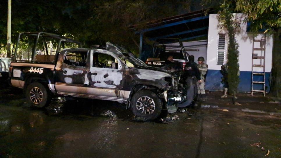 Incendian patrulla frente a caseta de la policía en La Campiña, Culiacán