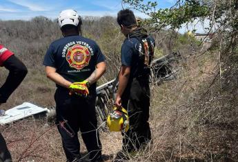 Vuelca tráiler de pollería en la Mazatlán-Culiacán; trasladan al chofer lesionado a hospital