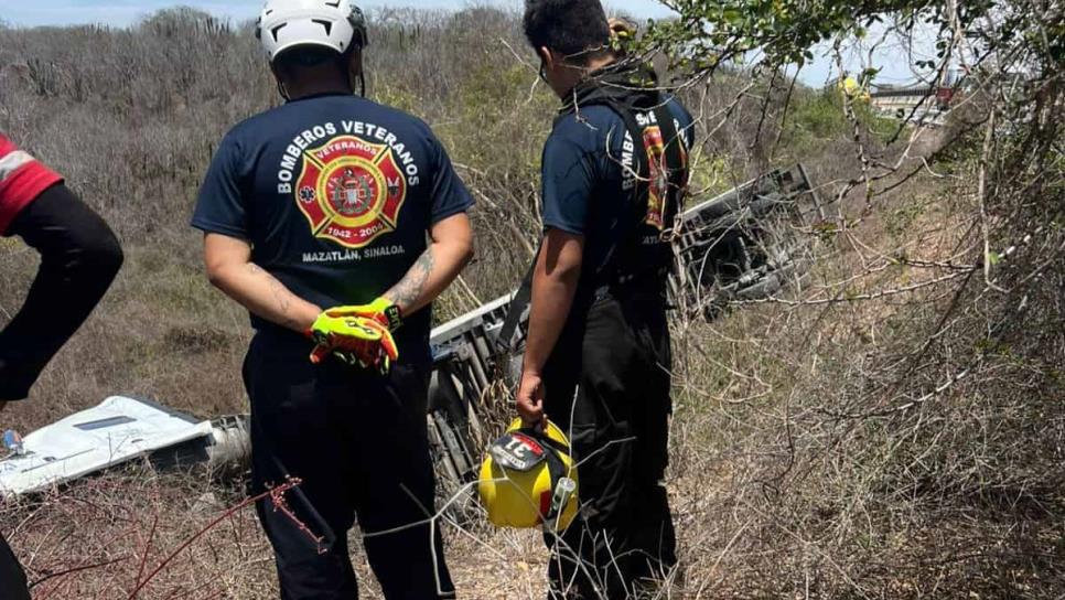 Vuelca tráiler de pollería en la Mazatlán-Culiacán; trasladan al chofer lesionado a hospital Vuelca tráiler de pollería en la Mazatlán-Culiacán; trasladan al chofer lesionado a hospital