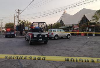 Abandonan un vehículo con cuerpos embolsados en el templo de La Lomita, en Culiacán