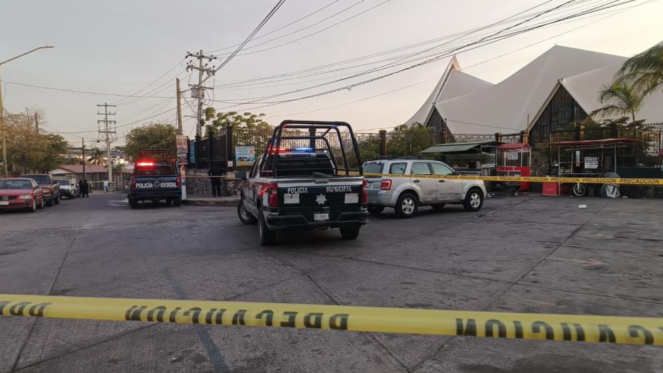 Abandonan un vehículo con cuerpos embolsados en el templo de La Lomita, en Culiacán Abandonan un vehículo con cuerpos embolsados en el templo de La Lomita, en Culiacán