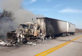Falla eléctrica genera fuerte incendio de tráiler que transportaba jugos por la Mazatlán-Tepic