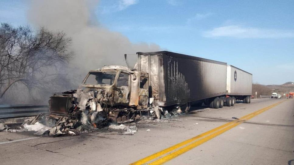 Falla eléctrica genera fuerte incendio de tráiler que transportaba jugos por la Mazatlán-Tepic Falla eléctrica genera fuerte incendio de tráiler que transportaba jugos por la Mazatlán-Tepic