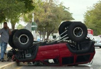 Vuelca camioneta 4x4 por la carretera a Navolato en Culiacán
