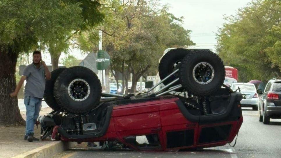 Vuelca camioneta 4x4 por la carretera a Navolato en Culiacán Vuelca camioneta 4x4 por la carretera a Navolato en Culiacán