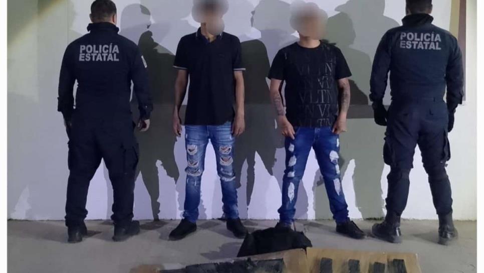 Detienen a dos hombres y les aseguran un rifle, cargadores, equipo táctico y puntas de acero en Culiacán Detienen a dos hombres y les aseguran un rifle, cargadores, equipo táctico y puntas de acero en Culiacán