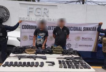 Detienen en Navolato a dos personas con armas largas y equipo táctico