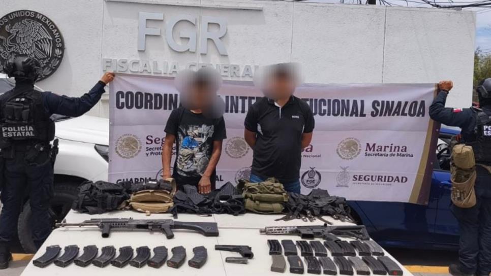 Detienen en Navolato a dos personas con armas largas y equipo táctico Detienen en Navolato a dos personas con armas largas y equipo táctico