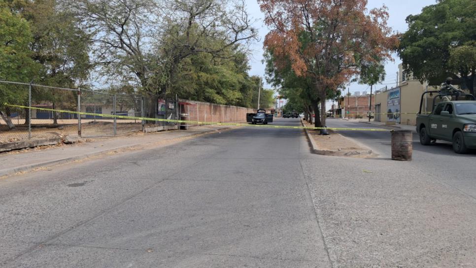 Camioneta con explosivos no ha sido retirada al exterior de una primaria en Culiacán Camioneta con explosivos no ha sido retirada al exterior de una primaria en Culiacán