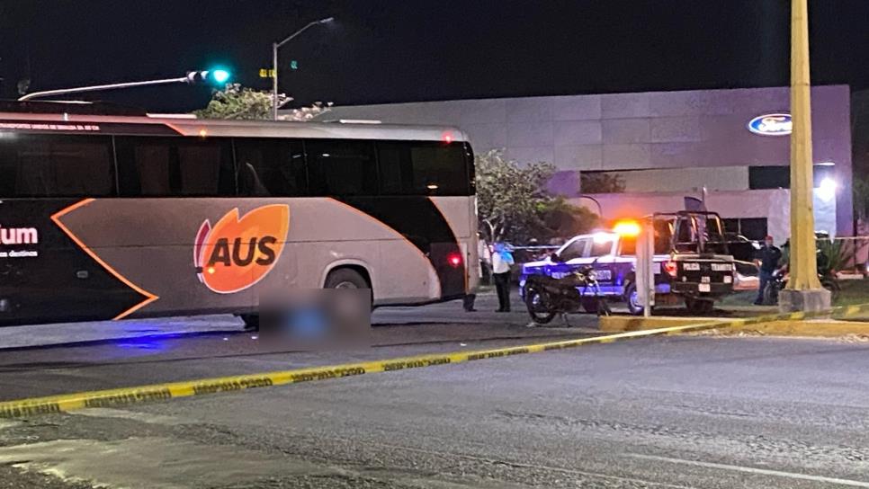 Motociclista muere arrollado por un camión de transporte por la carretera internacional, en Mazatlán Motociclista muere arrollado por un camión de transporte por la carretera internacional, en Mazatlán