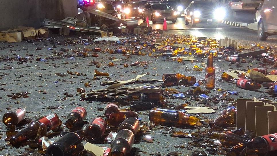 Rapiña de cerveza en el Puente Negro de Culiacán; trailer se atora y riega cientos de botellas Rapiña de cerveza en el Puente Negro de Culiacán; trailer se atora y riega cientos de botellas