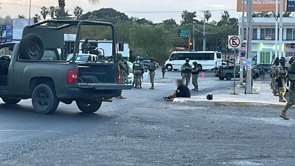 Detienen a tres jóvenes tras persecución en la colonia Lomas del Boulevard, en Culiacán Detienen a tres jóvenes tras persecución en la colonia Lomas del Boulevard, en Culiacán