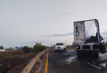 Bloqueo en la Maxipista Culiacán-Mazatlán; transportistas quedan varados tras quema de tráiler