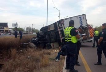 Tráiler pierde el control y vuelca sobre la carretera México 15 en Ahome