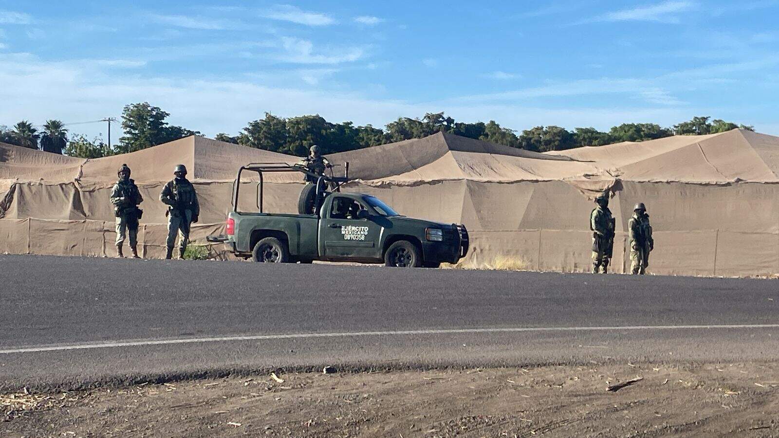 Se enfrentan civiles y militares en La Palma, Navolato; helicóptero Black Hawk dispara desde el aire