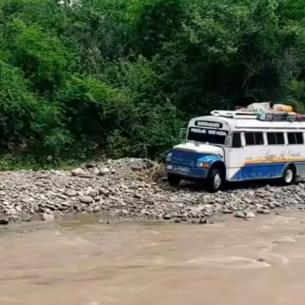 Líneas del Oriente: los camiones que atraviesan arroyos en la sierra y salen desde Culiacán | VIDEO