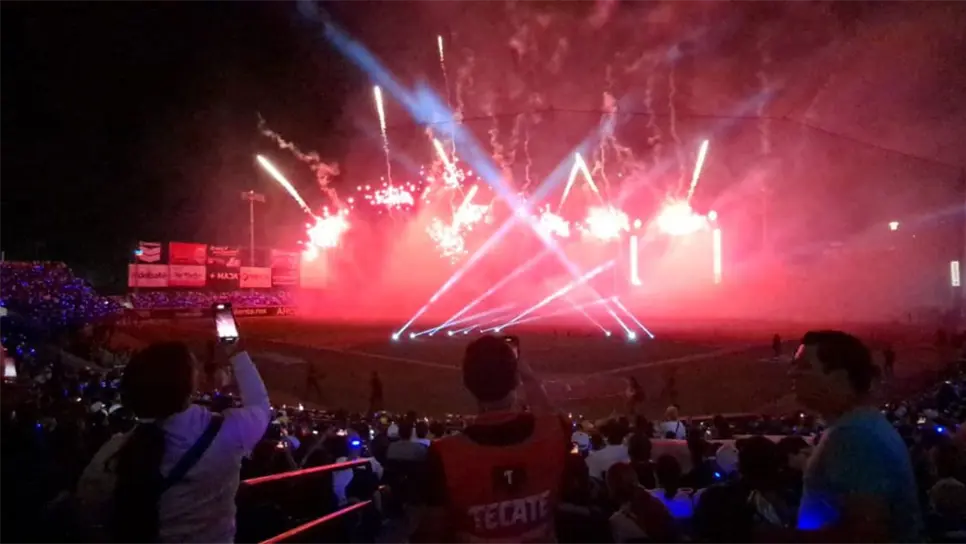 En el transcurso de la fiesta beisbolera, los asistentes disfrutaron de un show musical, así como de figuras y luces con drones para cerrar con broche de oro con un sorprendente espectáculo de pirotecnia