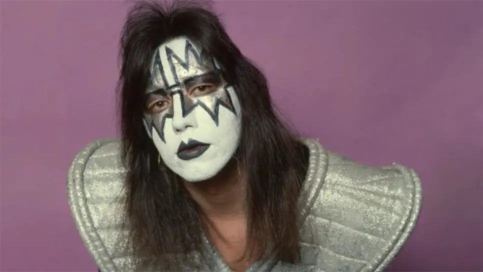 Su estilo melódico, solos con efectos especiales (como su guitarra que lanzaba humo o luces) y su actitud relajada lo convirtieron en un ídolo para generaciones de músicos