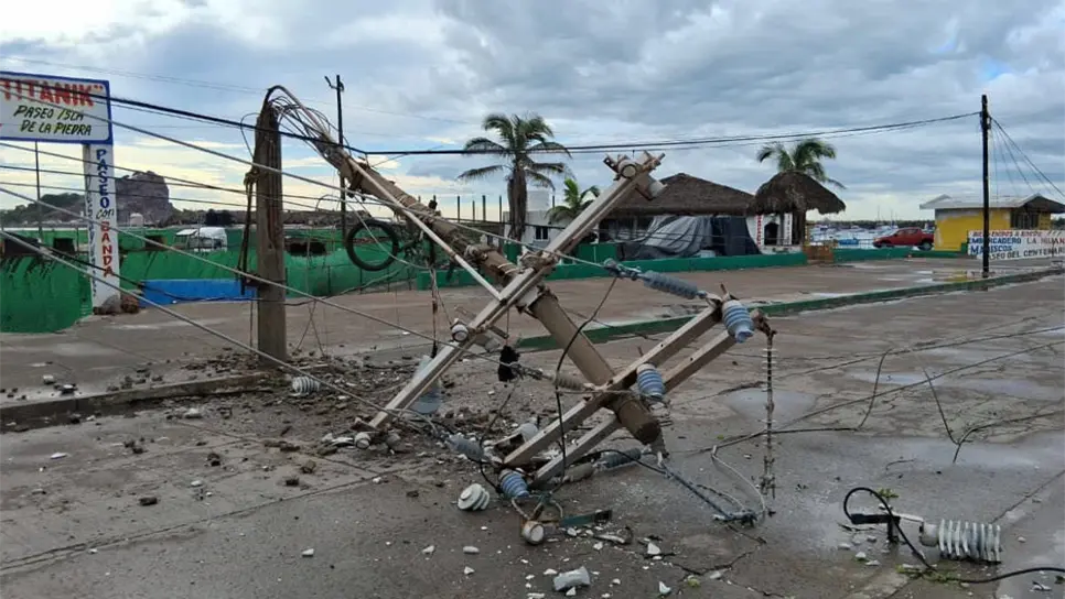 FOTO: Lluvias provocan cierres viales y caída de árboles en distintos puntos de Mazatlán