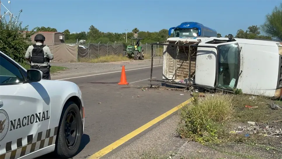 Aparatosa volcadura en la México 15 deja cuatro trabajadores lesionados en Ahome