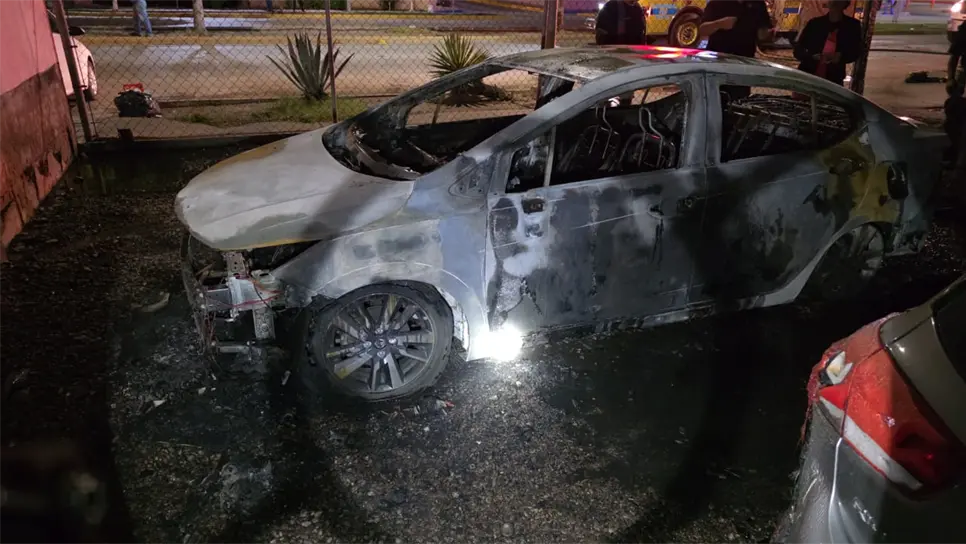 Los autos quedaron calcinados.